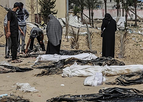 Imagen secundaria 1 - Los equipos de rescate recuperan cerca de 300 cuerpos en una fosa común en Jan Yunis