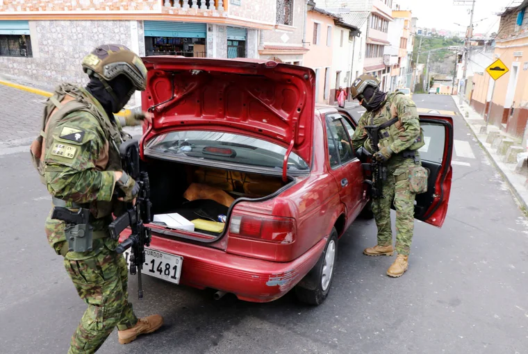 Miembros de las Fuerzas Armadas revisan un automóvil durante una operación para proteger la seguridad civil en Quito