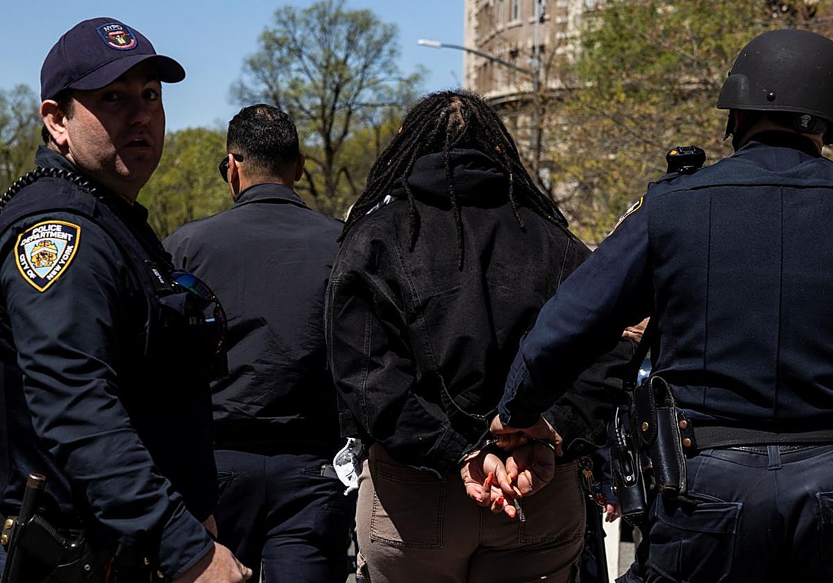 Un detenido en el campus de Columbia