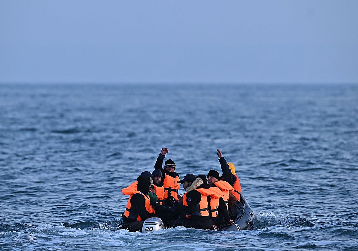 Inmigrantes viajan en un bote inflable a través del Canal de la Mancha con destino a Dover, en la costa sur de Inglaterra