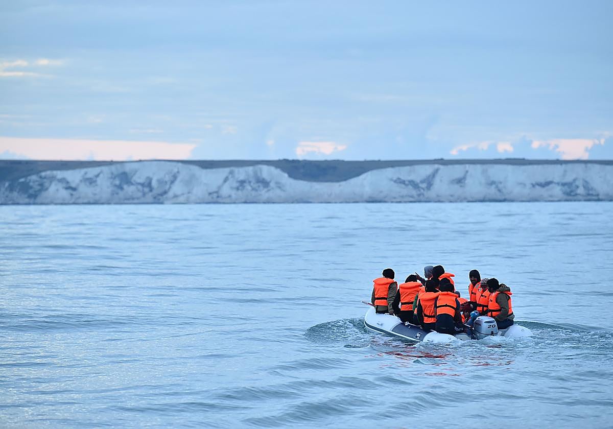 Una embarcación con inmigrantes en una imagen de archivo