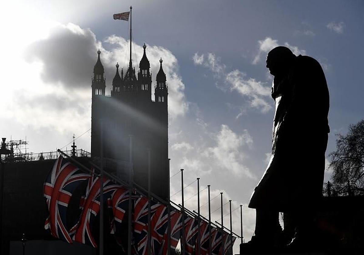La estatua de Winston Churchill se muestra frente a las Casas del Parlamento en Londres