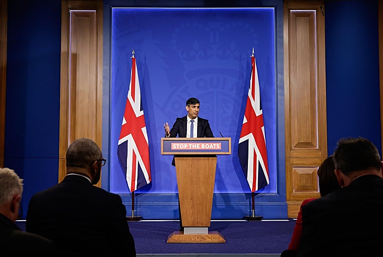 El Primer Ministro británico Rishi Sunak habla durante una conferencia de prensa sobre su política migratoria emblemática de Ruanda