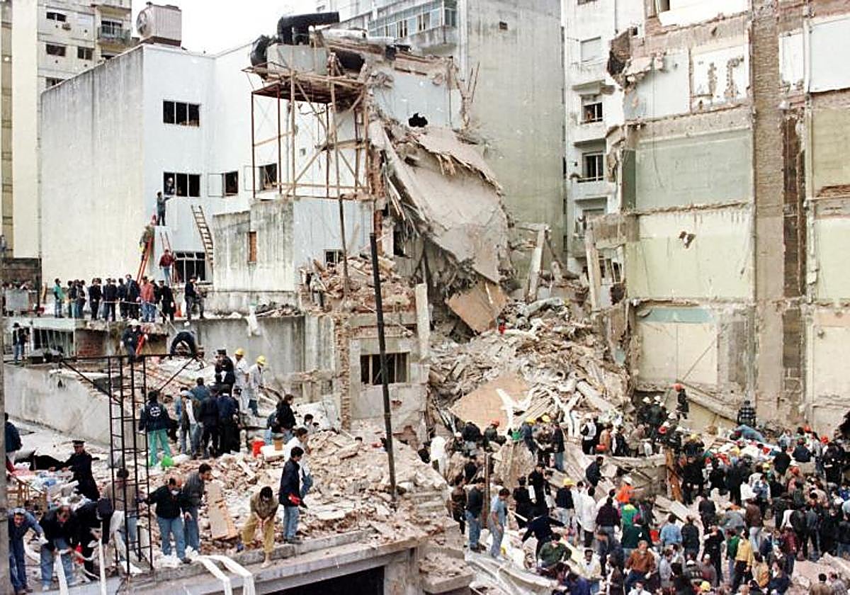 Una bomba explotó en la Asociación Mutual Israelita Argentina (AMIA) en Buenos Aires, el 18 de julio de 1994