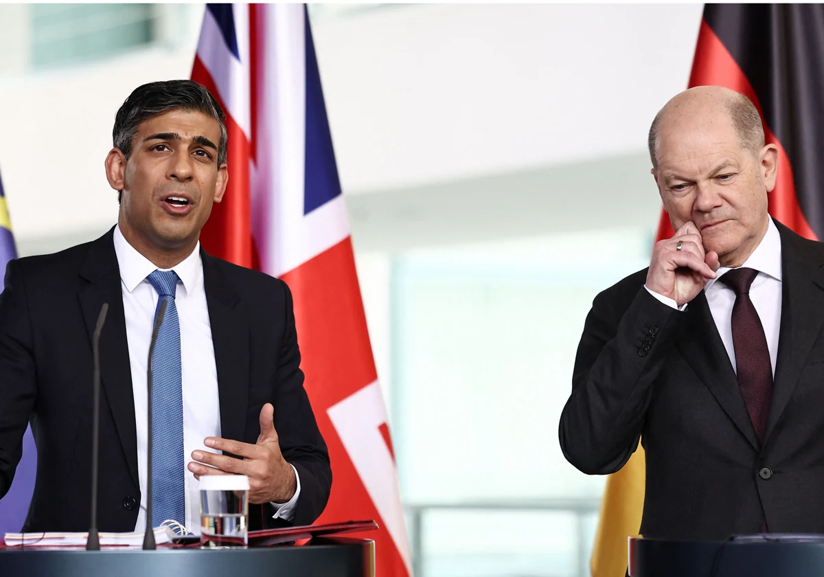 El canciller alemán Olaf Scholz (R) reacciona mientras el primer ministro británico, Rishi Sunak, se dirige a una conferencia de prensa conjunta en la Cancillería de Berlín