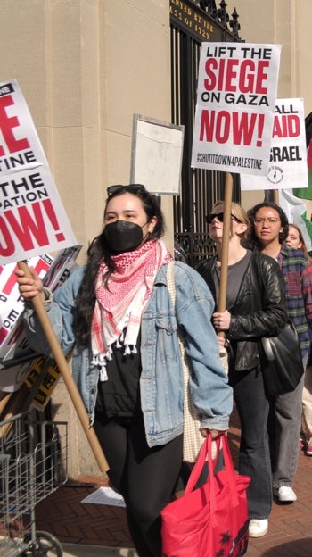 Un grupo de manifestantes propalestinos de la Universidad de Columbia participan en una protesta