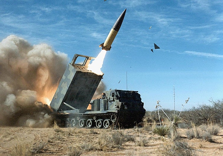 Un misil ATACMS lanzado desde un MLRS M270