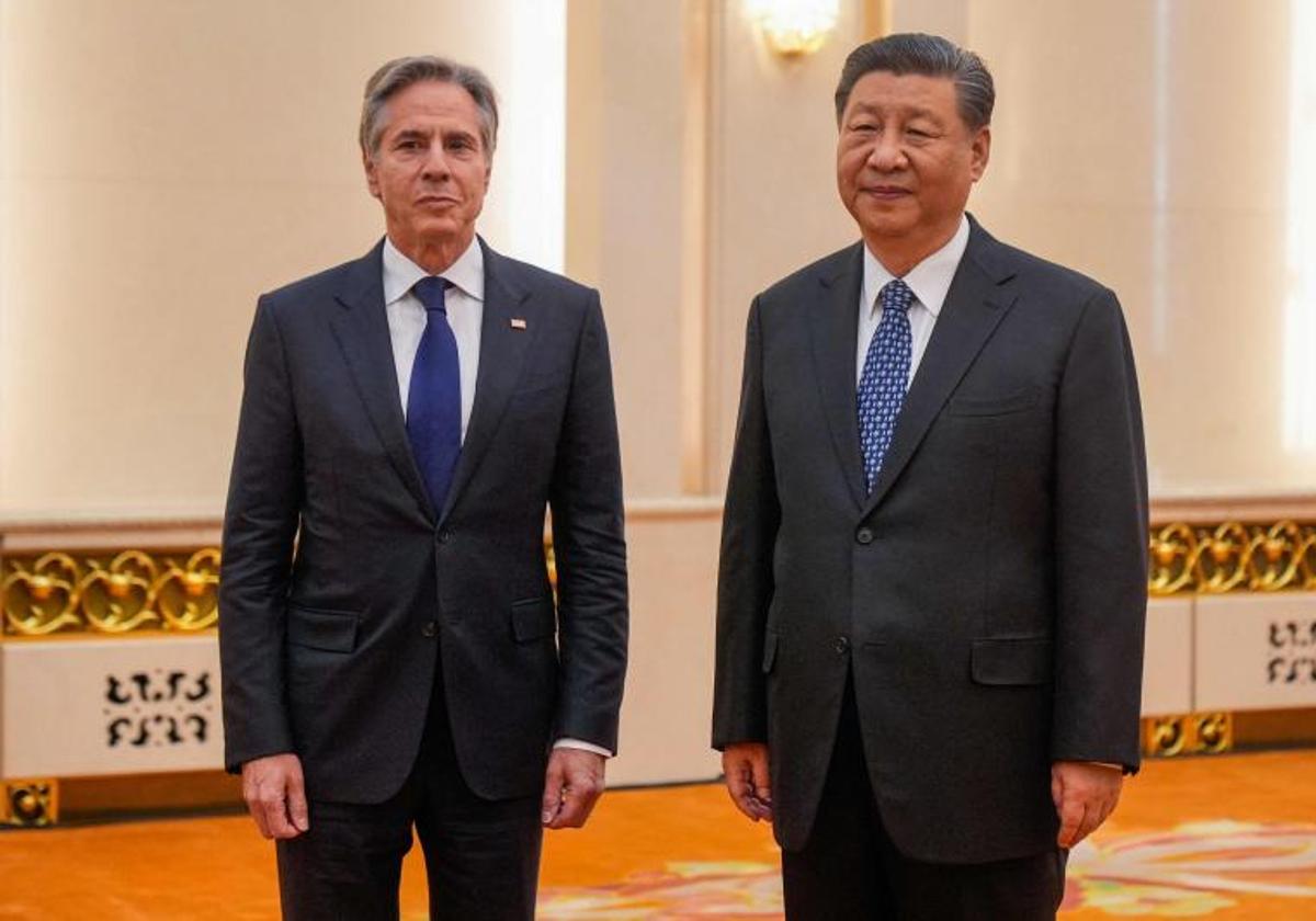 El secretario de Estado de Estados Unidos, Antony Blinken (i), se reúne con el presidente de China, Xi Jinping, en el Gran Salón del Pueblo