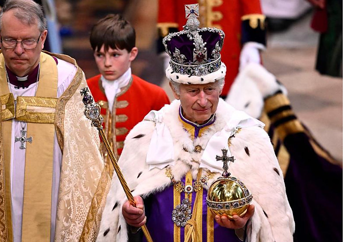 El Rey Carlos III de Gran Bretaña sale tras su ceremonia de coronación en el interior de la Abadía de Westminster