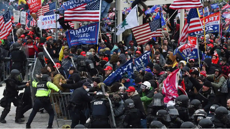 Manifestación por apoyo a Trump se enfrenta a la policía