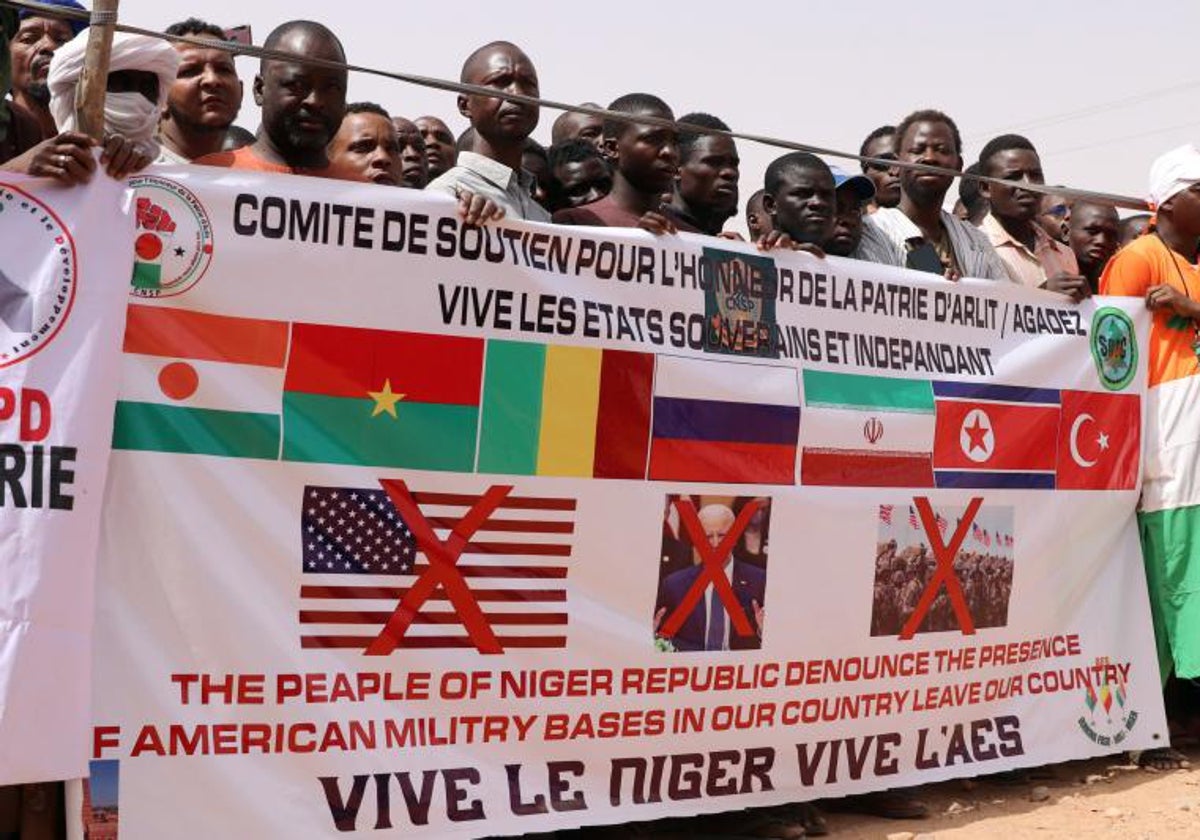 Manifestantes sostienen una pancarta durante una manifestación de protesta para exigir la retirada de las tropas estadounidenses de Níger, en Agadez