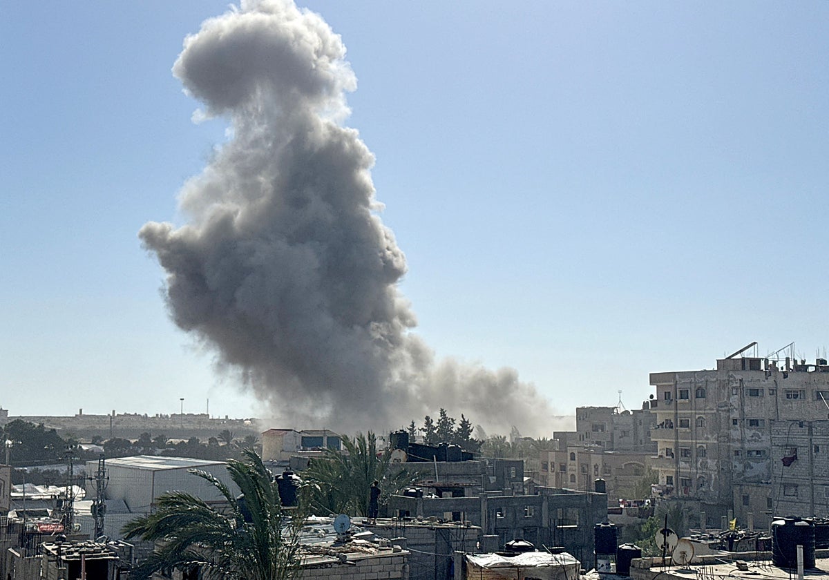 El humo se eleva tras los ataques israelíes, en  Rafah, al sur de la Franja de Gaza