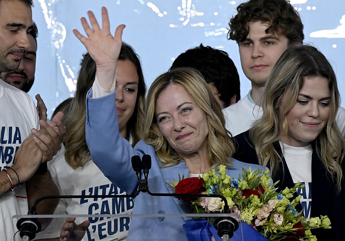 Giorgia Meloni  durante una reunión de campaña del partido Hermanos de Italia, en Pescara, antes de las elecciones europeas