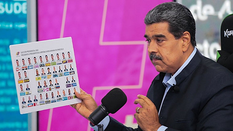 Maduro muestra en televisión una papeleta