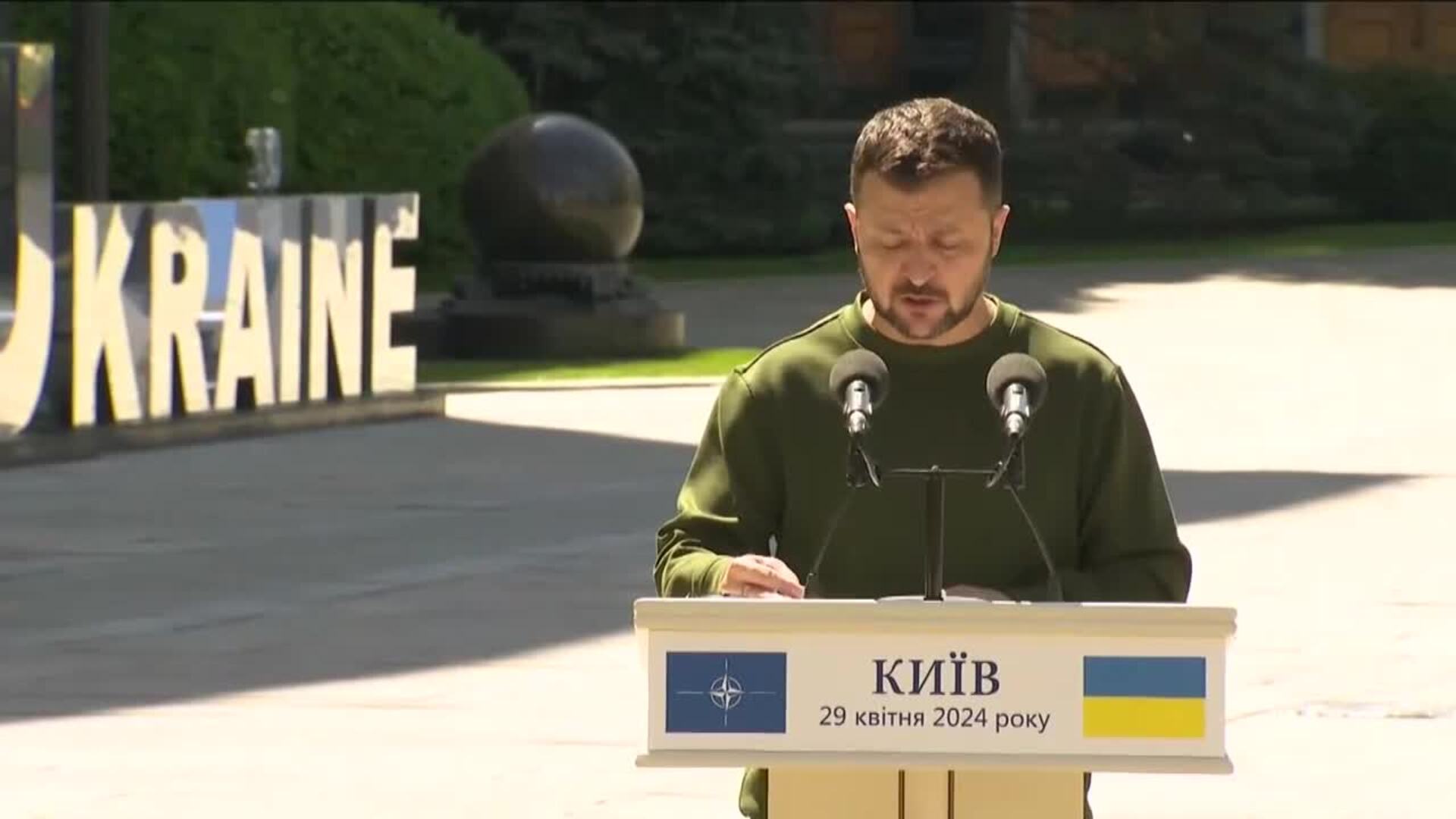 Zelenski y Stoltenberg abordan creación de fondo de cien mil millones euros para Ucrania