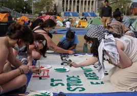 Un grupo de estudiantes de la Universidad de Columbia pinta una pancarta en apoyo a los palestinos