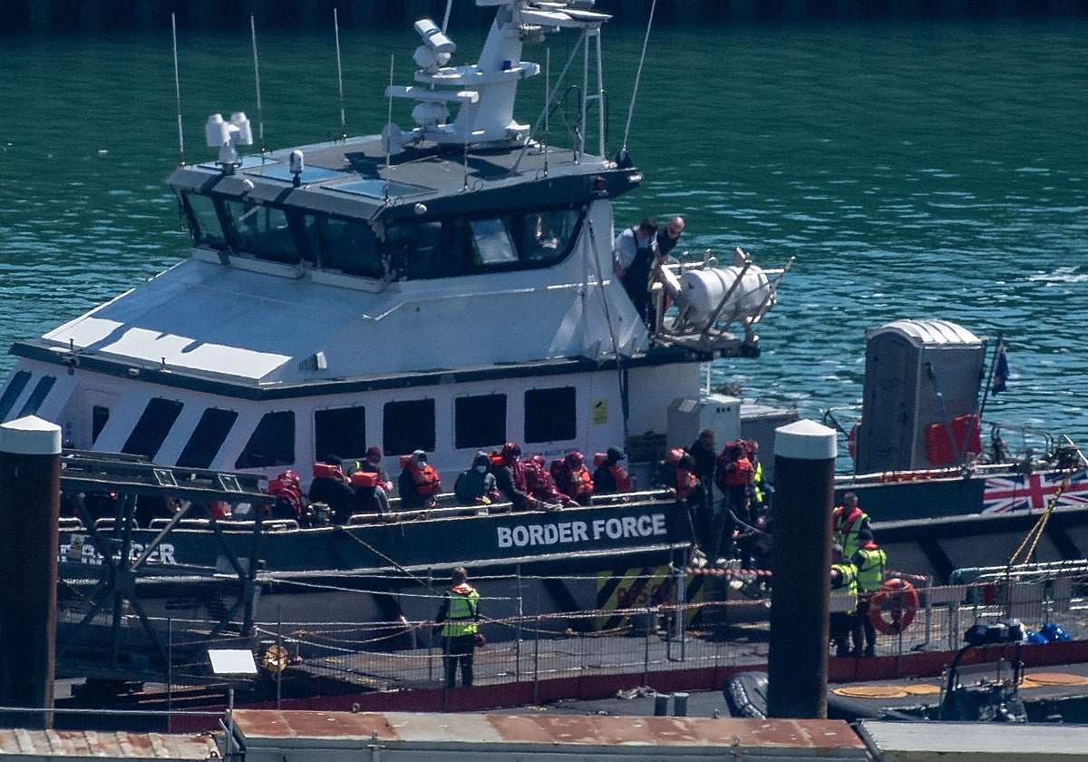 Varios inmigrantes desembarcan en el puerto de Dover