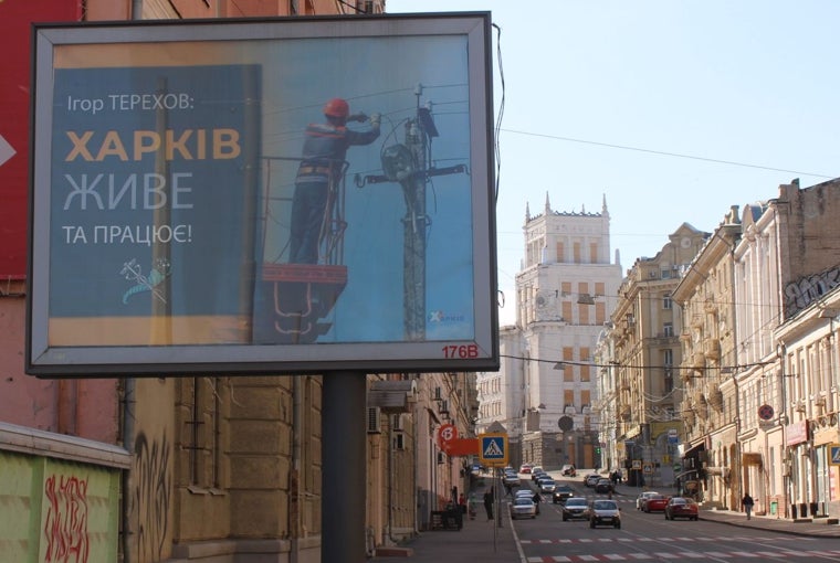 «Jarkóv vive y trabaja», se lee en un cartel en el centro de la ciudad