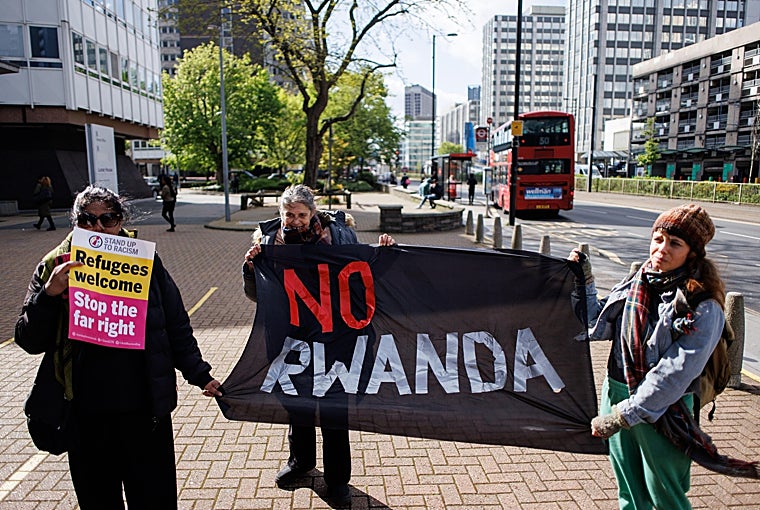 Protesta contra las deportaciones de Ruanda frente a un edificio del Ministerio del Interior en Londres