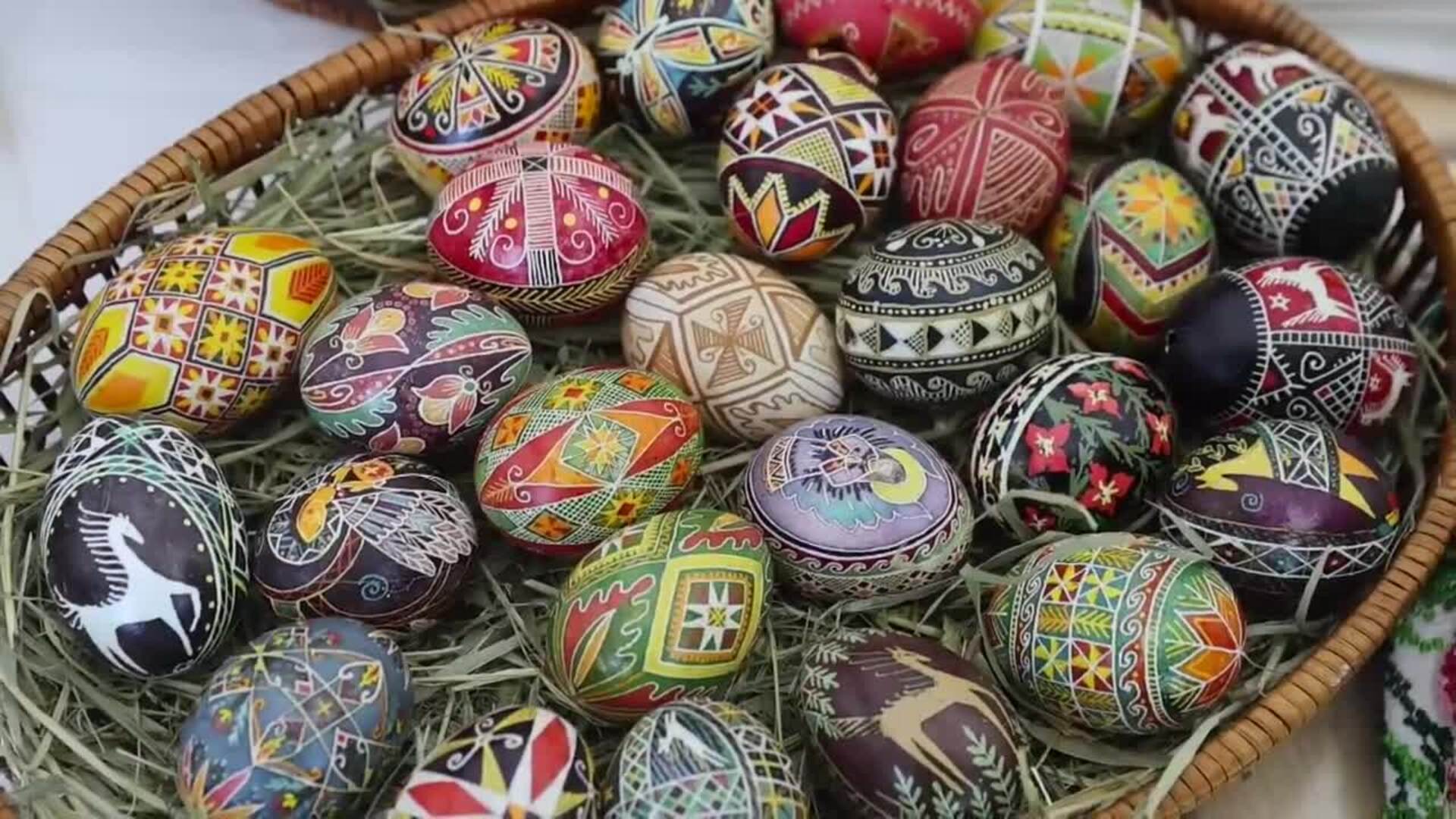 Ucranianos pintan huevos de Pascua de cara a esta celebración el domingo