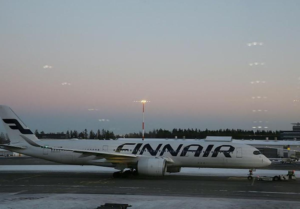 Un avión de Finnair en la pista del aeropuerto de Helsinki-Vantaa en Vantaa