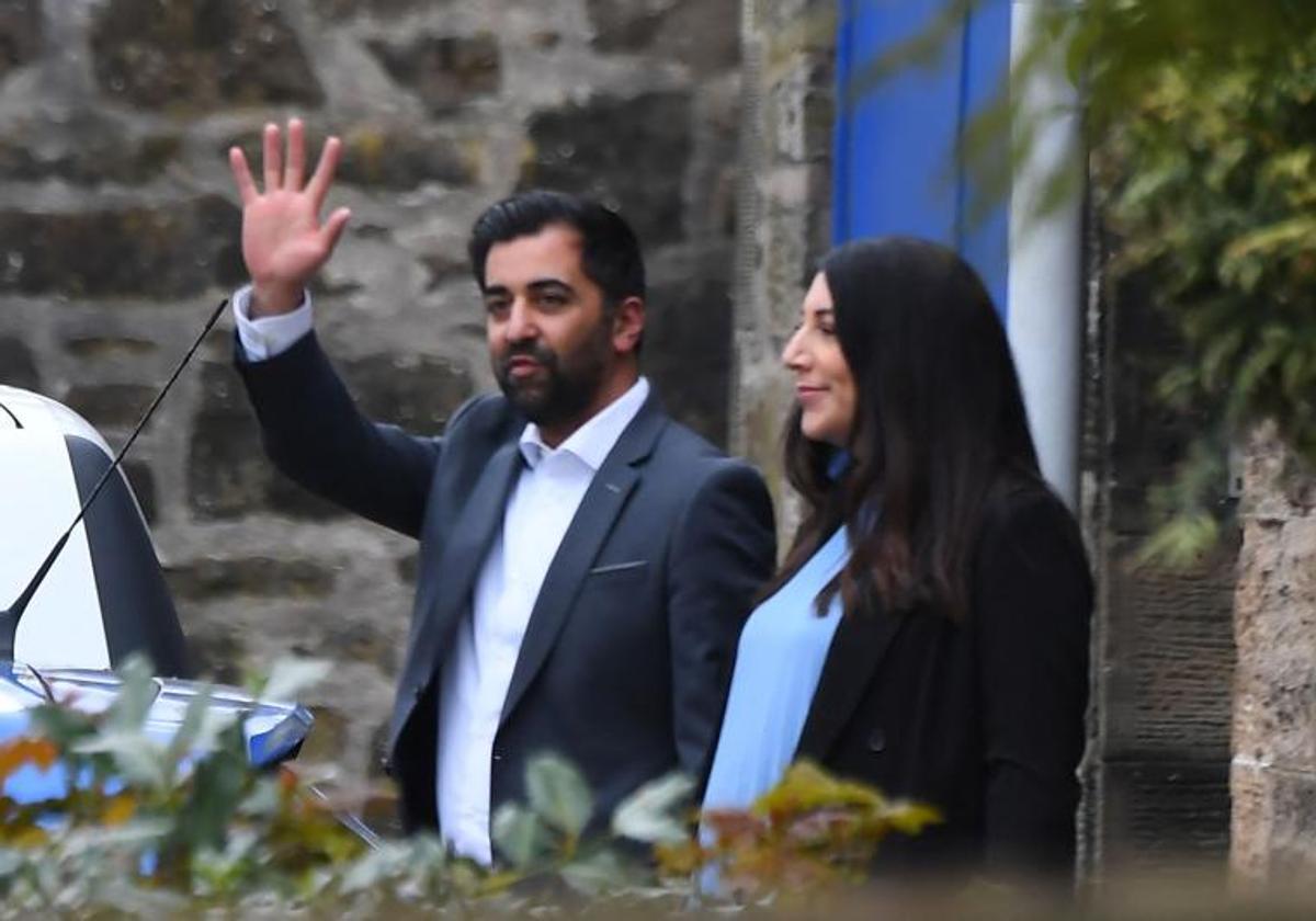 Humza Yousaf (izq.), seguido de su esposa Nadia El-Nakla (der.), abandonan Bute House tras celebrar una conferencia de prensa en la que anunció su dimisión como primer ministro