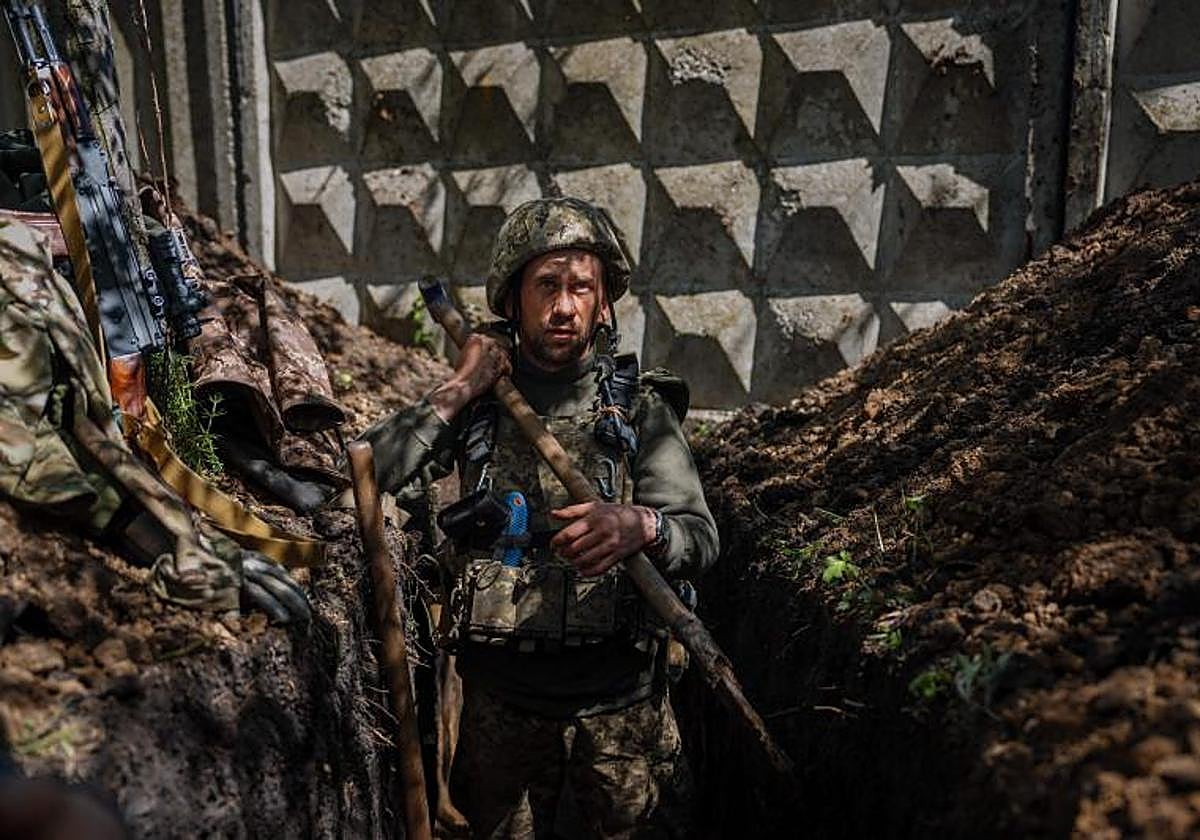 Un militar ucraniano del Servicio Estatal de Fronteras cava una trinchera en Chasiv Yar, cerca de la ciudad fronteriza de Bakhmut