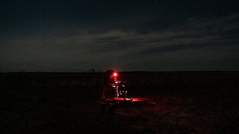Vadim prepara el dron y la carga explosiva para el siguiente vuelo, a pocos metros del refugio
