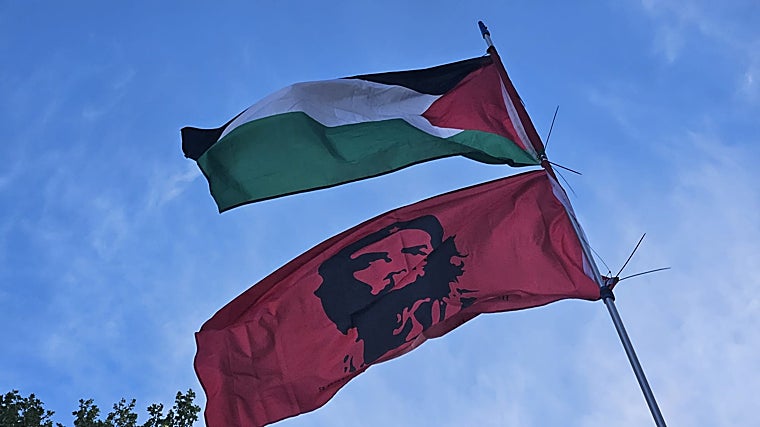 La bandera palestina y otra con la cara del Che Guevara se pudo ver durante una manifestación este 1 de mayo