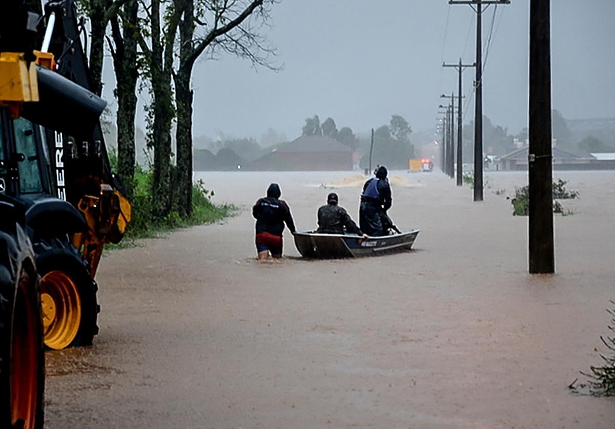 Un grupo de personas, en canoa, en una calle inundada este miércoles, en el Estado de Río Grande del Sur