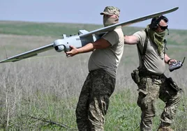 Pilotos de drones ucranianos se preparan para el lanzamiento de uno de esos artefactos en Donetsk