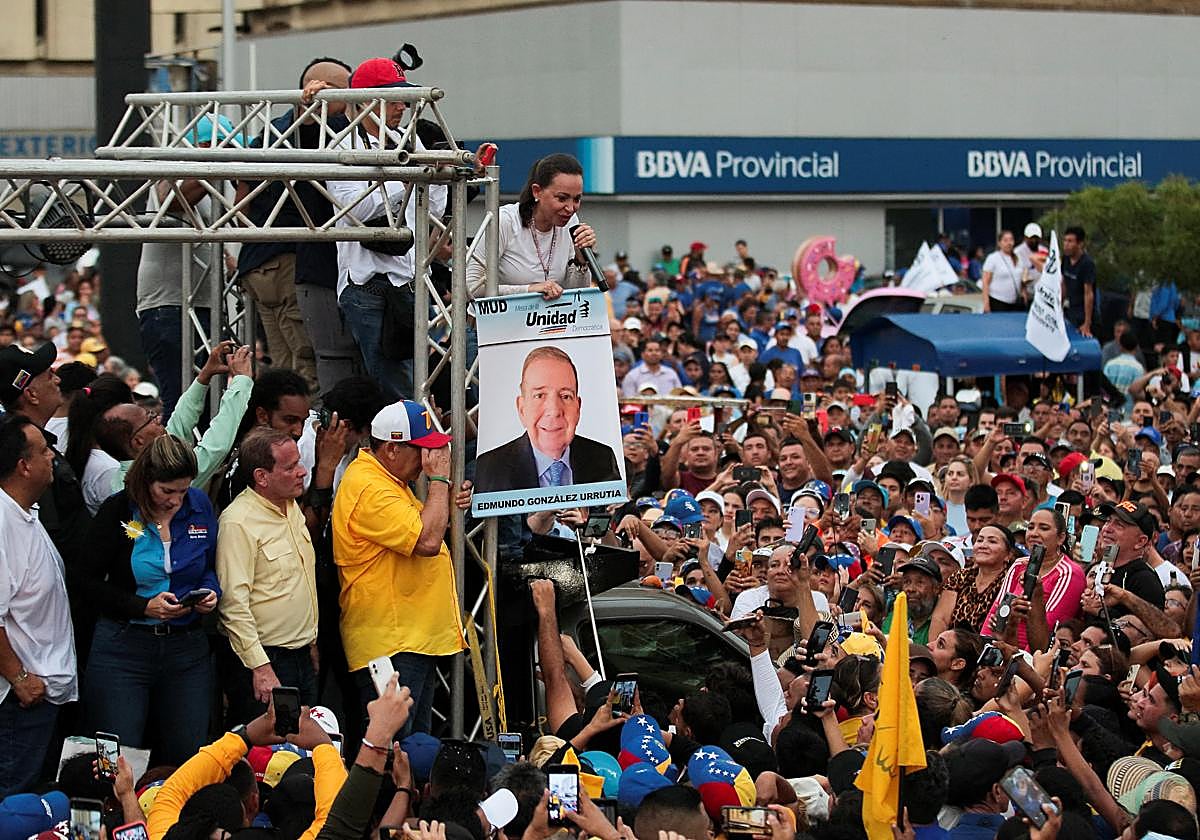María Corina Machado hace campaña por Edmundo González