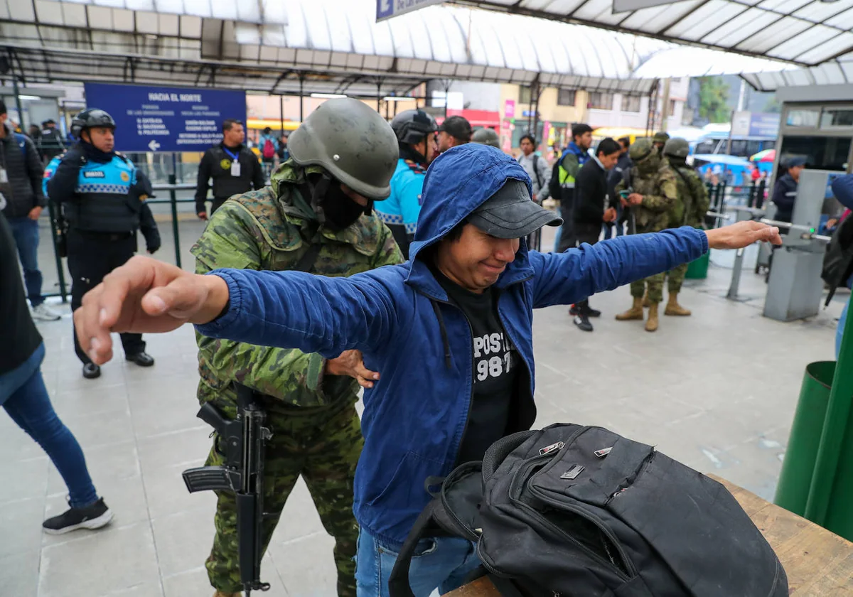 Un militar revisa a un hombre en el metro de Quito el pasado mes de enero