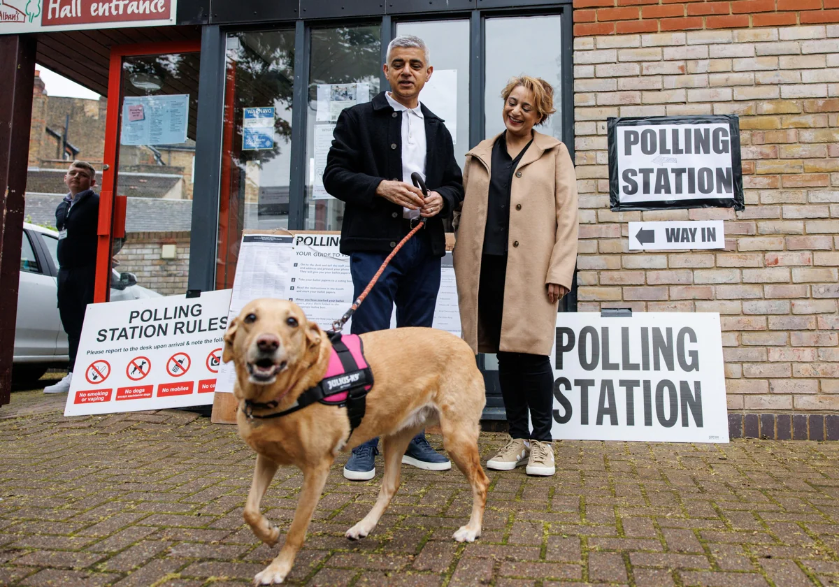 El alcalde de Londres, Sadiq Khan (i), y su esposa, Saadiya Khan (d), posan para los medios con su perra Luna