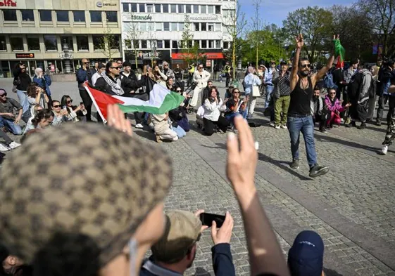 Los contramanifestantes asisten a una reunión pública en la que el organizador pretende quemar un Corán