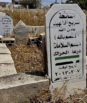 Imagen secundaria 2 - En el valle del Jordán se resumen buena parte de los agravios históricos de Oriente Próximo, como se ve en este búnker abandonado del Ejército jordano bajo los Altos del Golán (imagen superior). Frente a los recelos hacia Irán por ser chií, en Jordania se sigue viendo mucho cariño al difunto dictador de Irak, Sadam Husein (arriba a la izquierda). Como recuerdo de la sangrienta guerra civil en la vecina Siria, en el cementerio de Ramtha están enterrados algunos de sus 'mártires', como se denomina a los rebeldes que lucharon contra el régimen de Al Assad (arriba a la derecha)