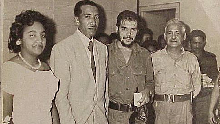 A la derecha los abuelos de Abraham Jiménez Enoa el día de su boda, en la que Che Guevara actuó como padrino