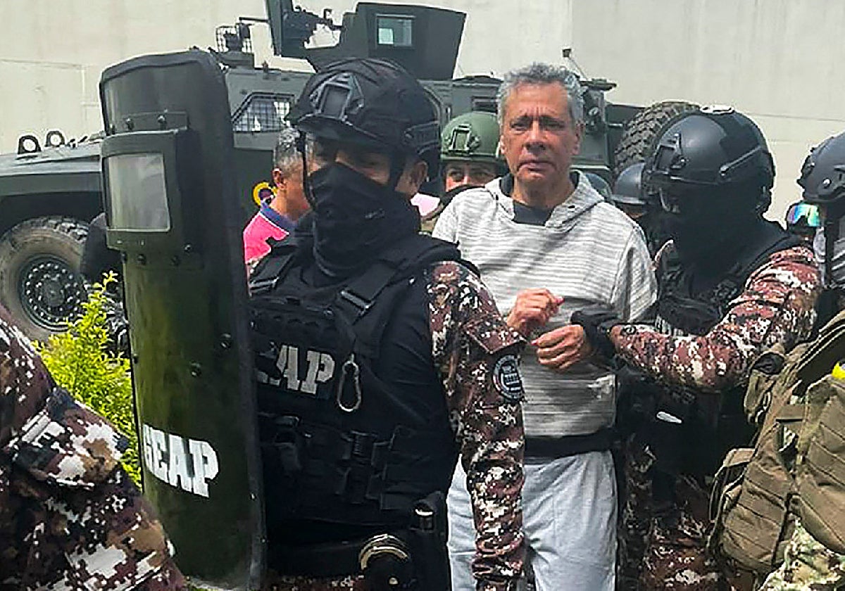 Jorge Glas escoltado por miembros del Grupo de Acción Penitenciaria Especial (GEAP) durante su llegada a la prisión de máxima seguridad La Roca en Guayaquil