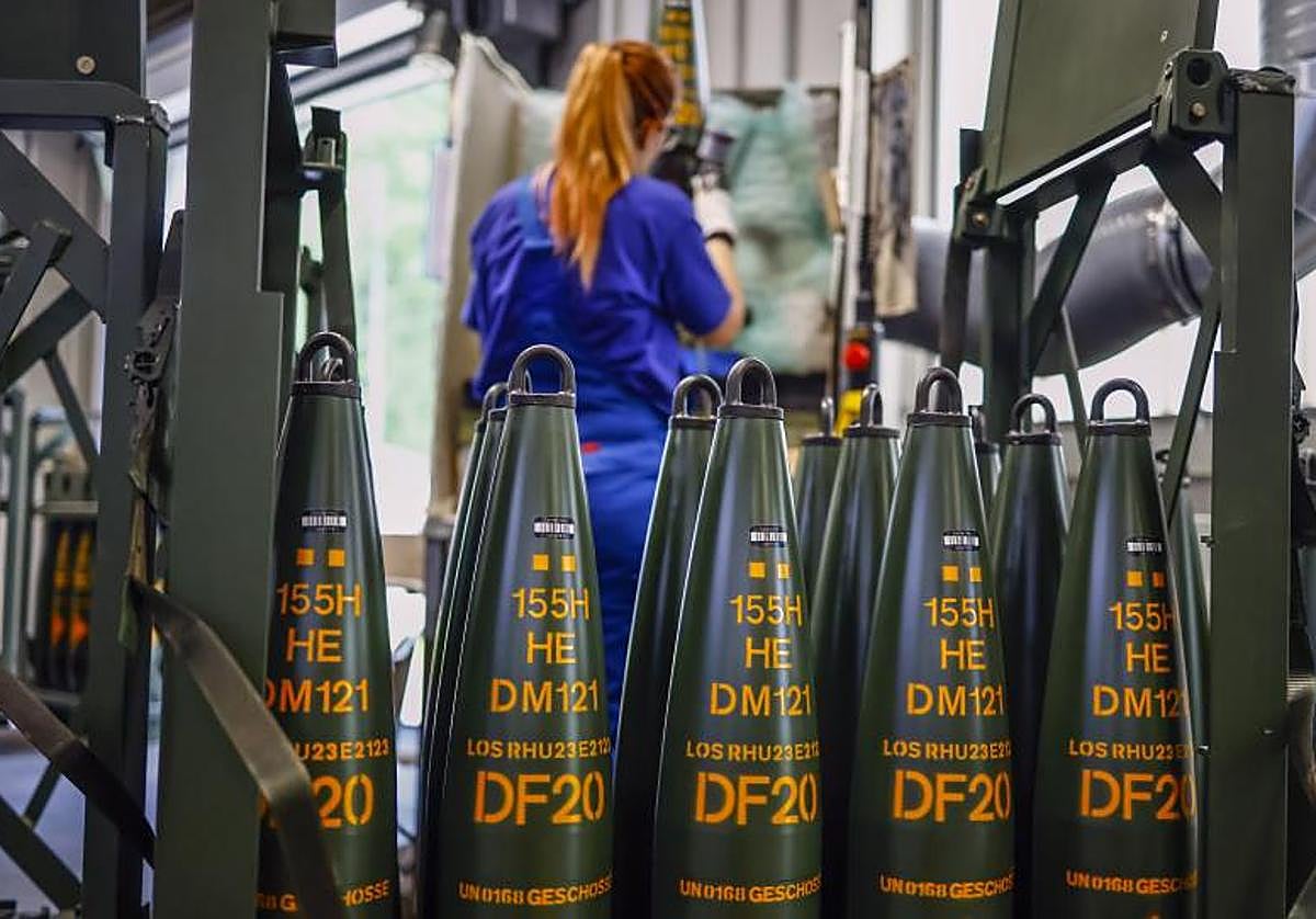 Un empleado de Rheinmetall AG trabaja en la producción de proyectiles de artillería de 155 mm en Unterluess