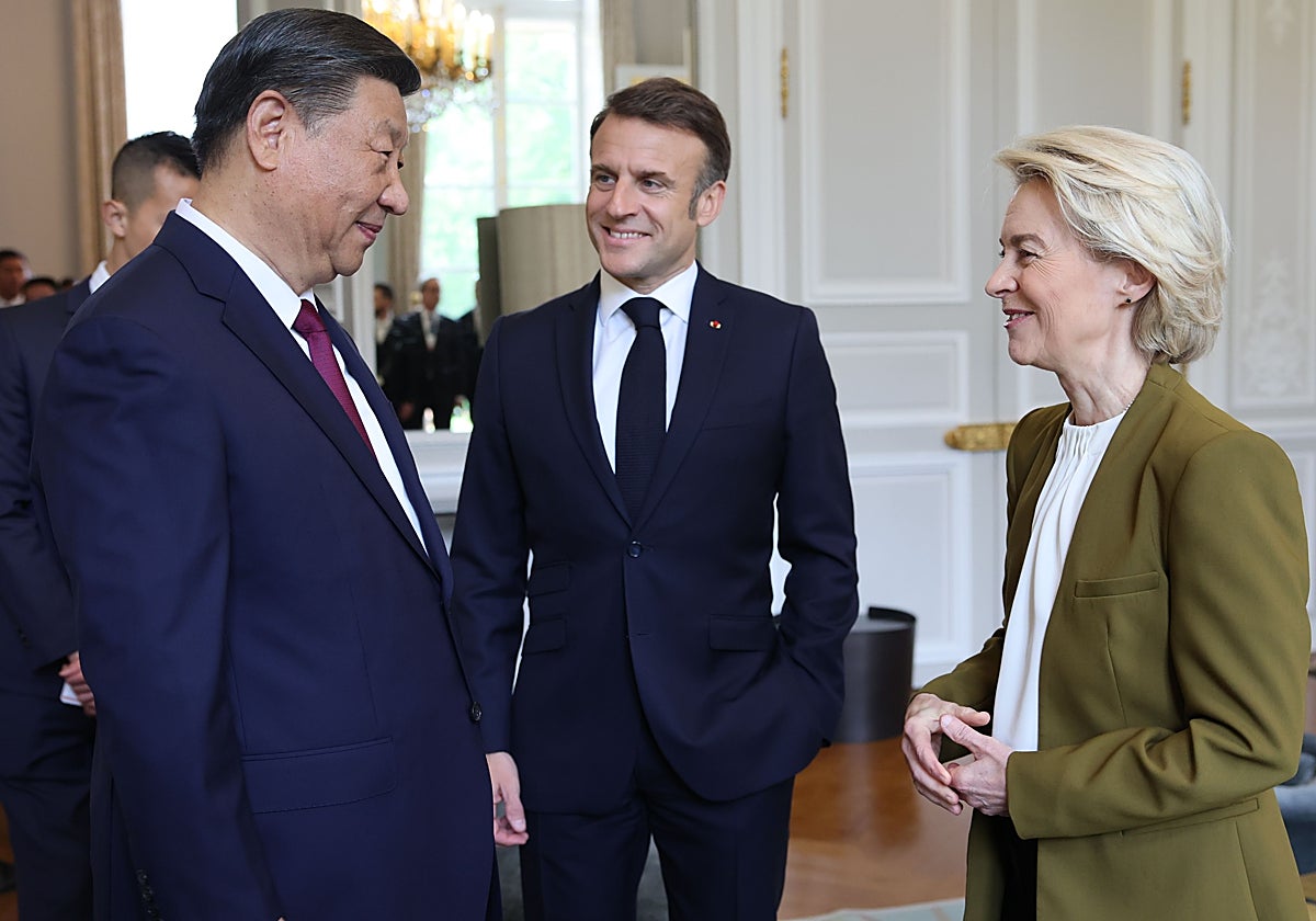 El presidente de China, Xi Jinping; el presidente de Francia, Emmanuel Macron; y la presidenta de la Comisión Europea, Ursula von der Leyen