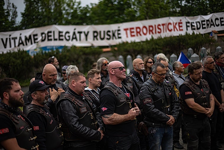 Una pancarta de protesta dice «Bienvenidos delegados de la federación terrorista rusa» mientras miembros y partidarios de Night Wolves MC Europe asisten a una ceremonia en honor a los soldados soviéticos caídos de la Segunda Guerra Mundial