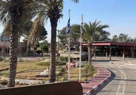 Bandera de Israel en el paso de Rafah
