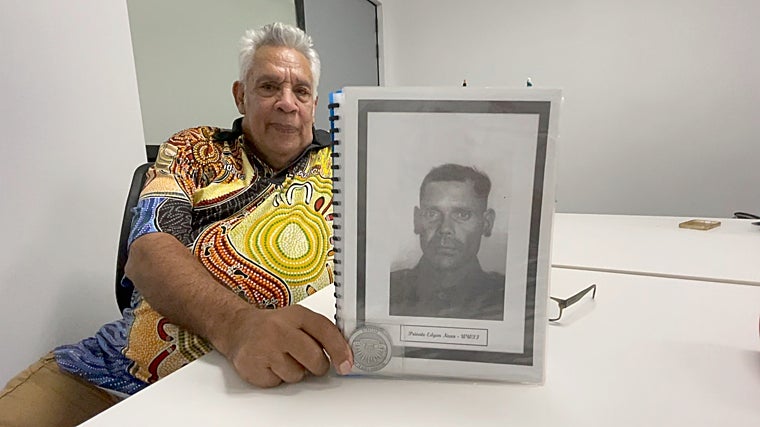 Robert Young muestra una foto de su padre biológico Niños aborígenes en Kinchela