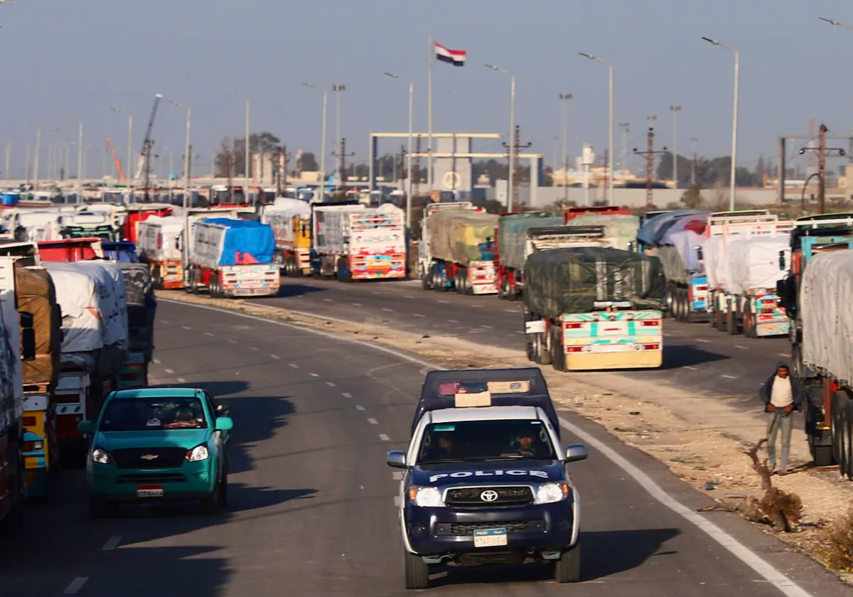 En el lado egipcio, cientos de camiones esperaban para llevar ayuda humanitaria a Gaza cuando ABC visitó el paso fronterizo de Rafah en febrero