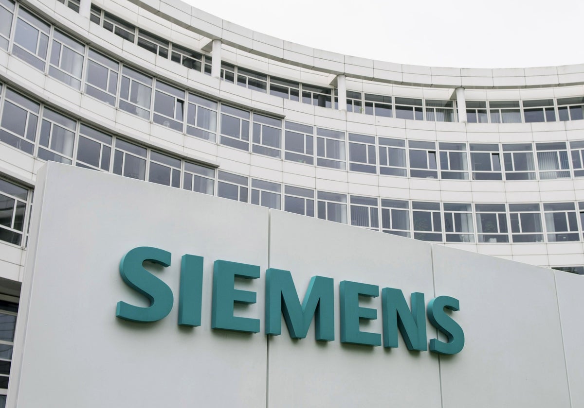 El logo de Siemens frente a la fachada del edificio de la compañía en Múnich