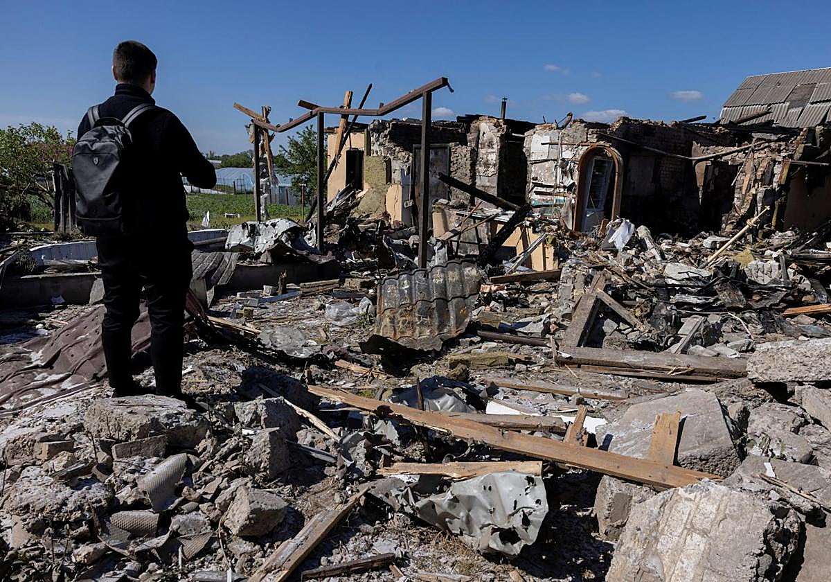 Un hombre examina los daños de una casa alcanzada durante un ataque con misiles rusos en la región de Kiev