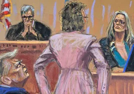 La abogada Susan Necheles, Stormy Daniels y Donald Trump en el juzgado de Manhattan