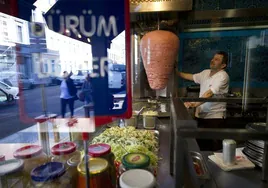 Un empleado prepara un sándwich de doener kebab en el restaurante Hasir en el distrito berlinés de Kreuzberg