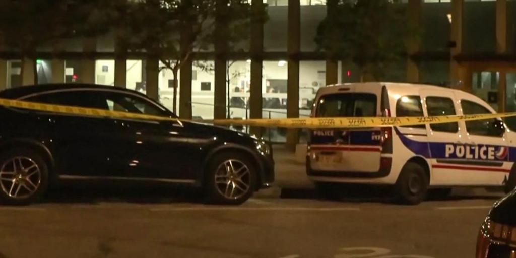 Un hombre robó armas a la policía cuando lo detuvieron y aquí dos agentes de la comisión de París
