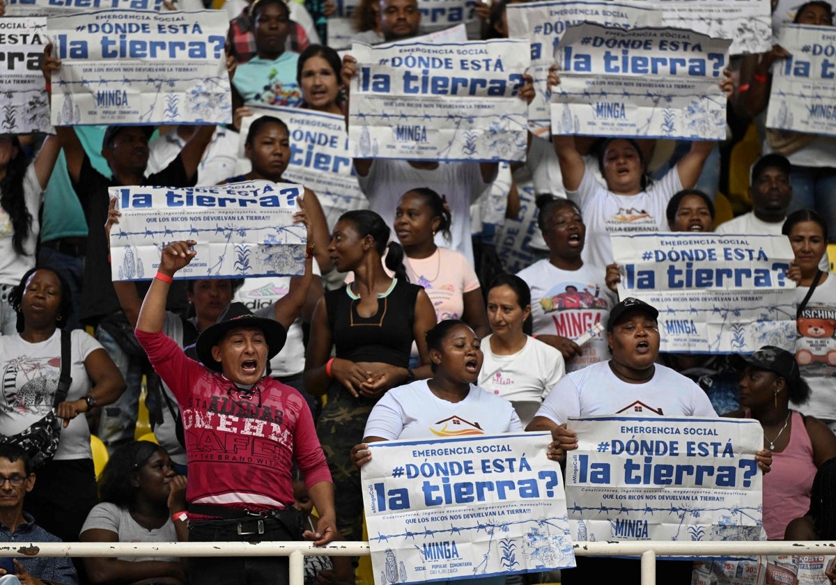 Un grupo de partidarios de Gustavo Petro sostiene carteles que dicen: “¿Dónde está la tierra?”
